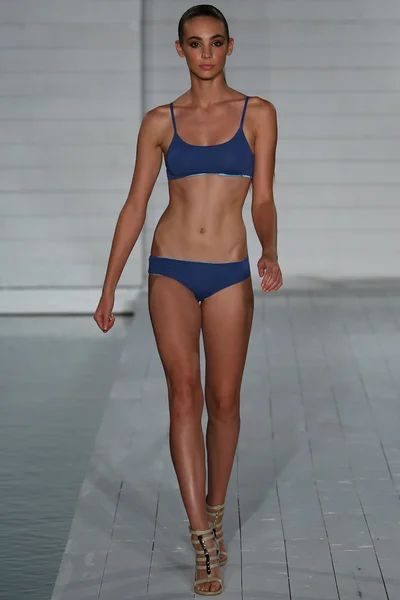 Model spaziert durch die Bademoden-Kollektion von san lorenzo während mbfw miami swim — Stockfoto