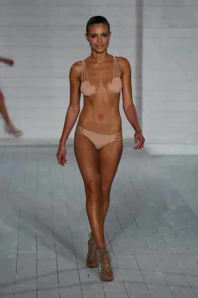 Modèle promenades à San Lorenzo collection de maillots de bain pendant MBFW Miami Swim — Photo