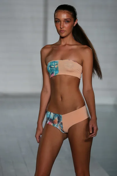 Модельные прогулки в коллекции купальников San Lorenzo во время MBFW Miami Swim — стоковое фото