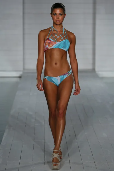 Model spaziert durch die Bademoden-Kollektion von san lorenzo während mbfw miami swim — Stockfoto