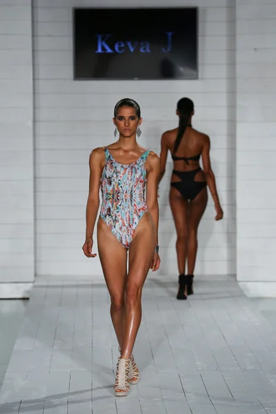 Model walks at Keva J. collection at SoHo Beach House — Stock Photo, Image