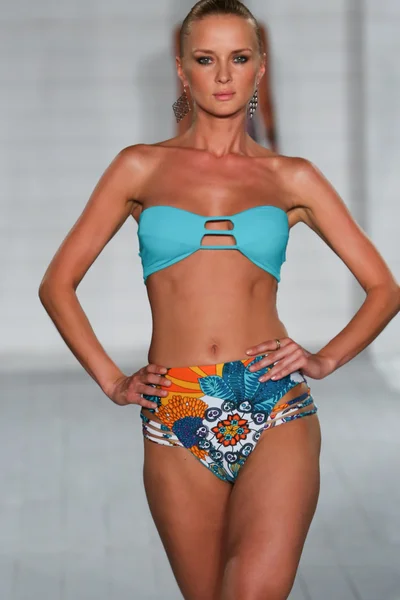 Model chodí na Keva J. kolekce Soho v domě na pláži — Stock fotografie
