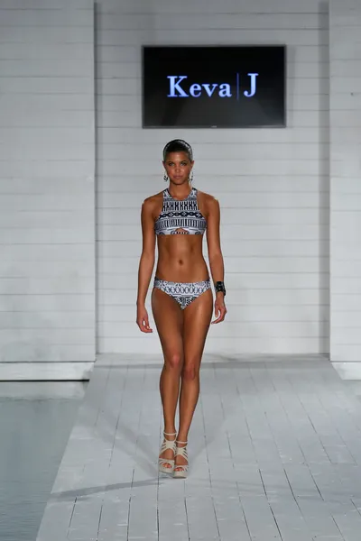 Model walks at Keva J. collection at SoHo Beach House — Stock Photo, Image