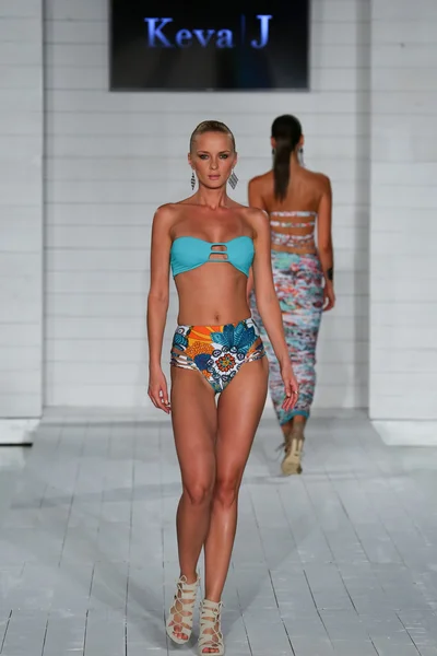 Model walks at Keva J. collection at SoHo Beach House — Stock Photo, Image