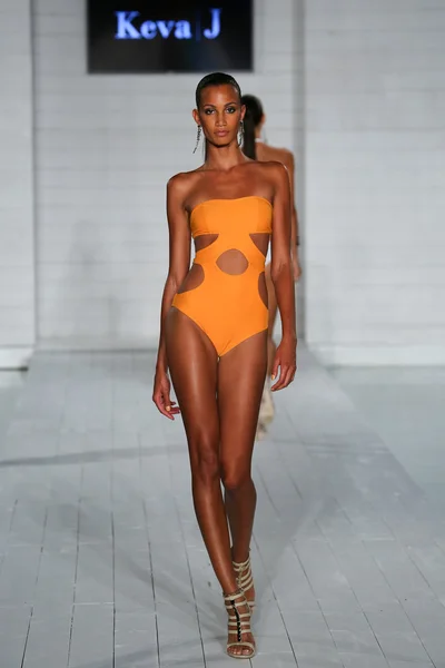 Model walks at Keva J. collection at SoHo Beach House — Stock Photo, Image