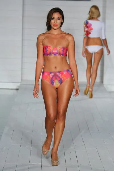 Model walks  at Lila Nicole collection — Stock Photo, Image