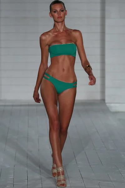 Caminhadas modelo em San Lorenzo Swimwear coleção — Fotografia de Stock