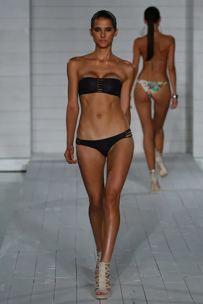 Caminhadas modelo em San Lorenzo Swimwear coleção — Fotografia de Stock