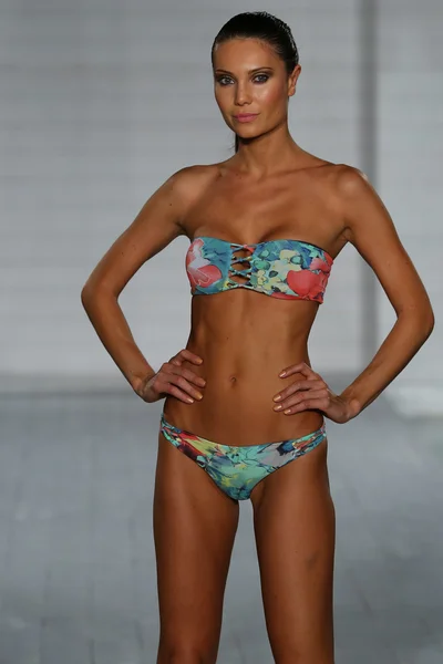 Caminhadas modelo em San Lorenzo Swimwear coleção — Fotografia de Stock