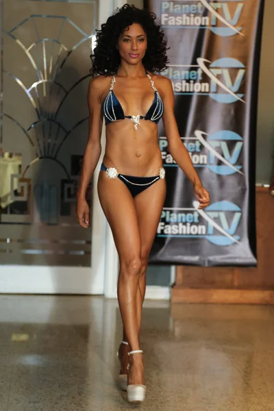 Un mannequin marche pour la collection Karo Swimwear — Photo