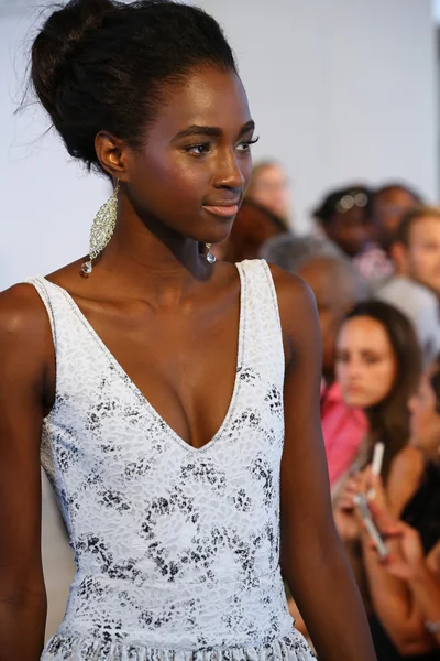 model, caitlin için pist yürür kelly mayo