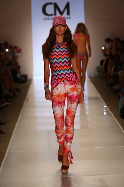 Model walks runway at Cia Maritima collection — Stock Photo, Image