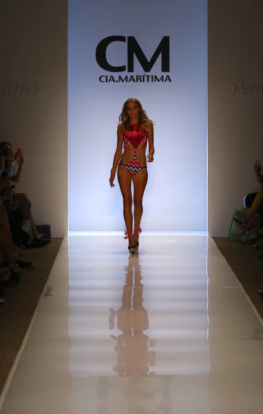 Model walks runway at Cia Maritima collection — Stock Photo, Image