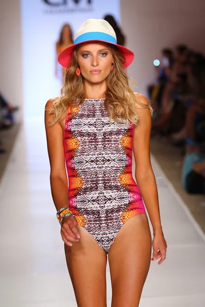 CIA maritima koleksiyon model yürür