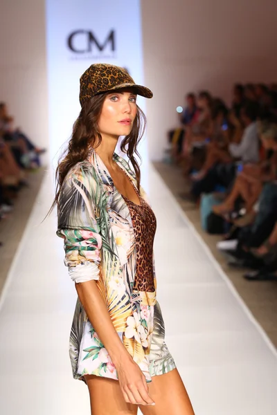 Model walks at Cia Maritima collection — Stock Photo, Image