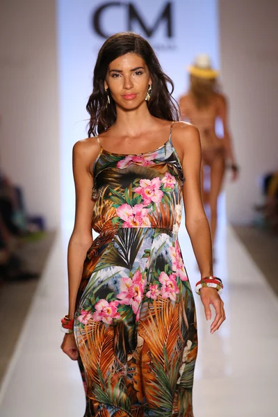 Model walks runway at Cia Maritima collection — Stock Photo, Image