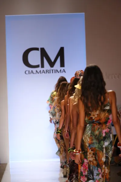 Modelos camina final de pista en la colección Cia Maritima —  Fotos de Stock