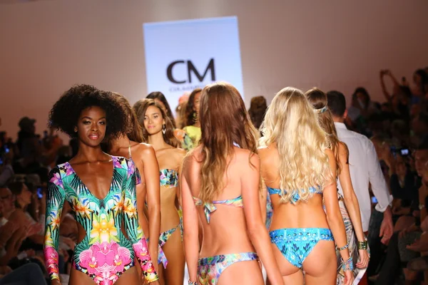 Modellek sétál a kifutópálya finálé: Cia Maritima-gyűjtemény — Stock Fotó