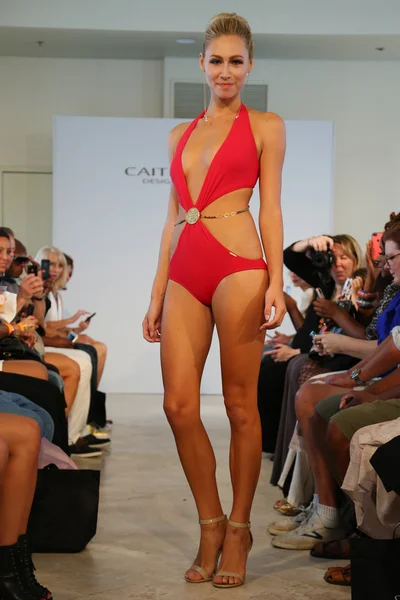 Model läuft Laufsteg für Caitlin Kelly Bademode — Stockfoto
