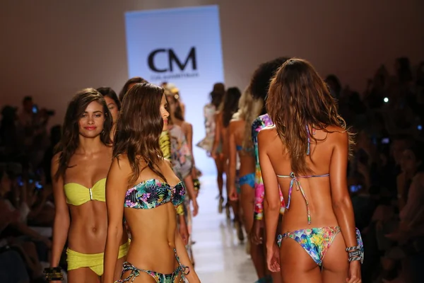 Modelos caminha pista final na coleção Cia Maritima — Fotografia de Stock