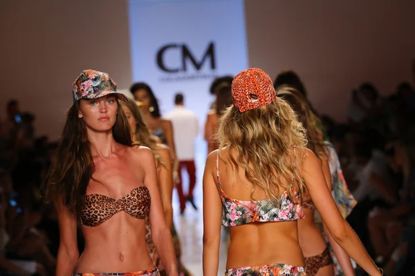 Models walks runway finale at Cia Maritima collection — Stock Photo, Image