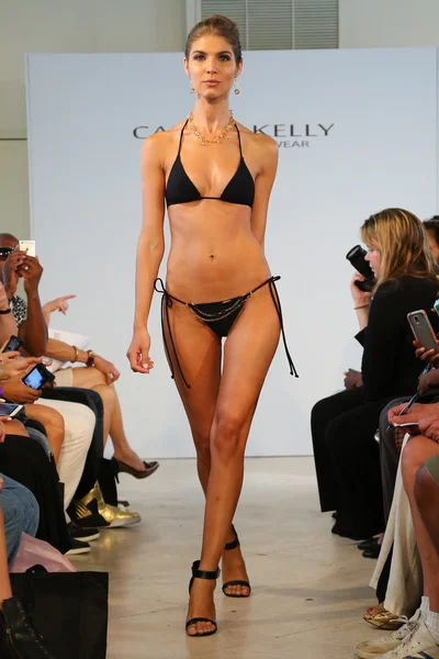 Model läuft Laufsteg für Caitlin Kelly Bademode — Stockfoto