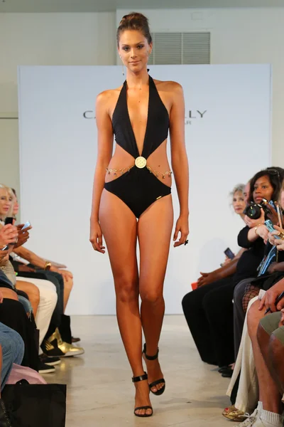 Modellen går banan för caitlin kelly badkläder — Stockfoto