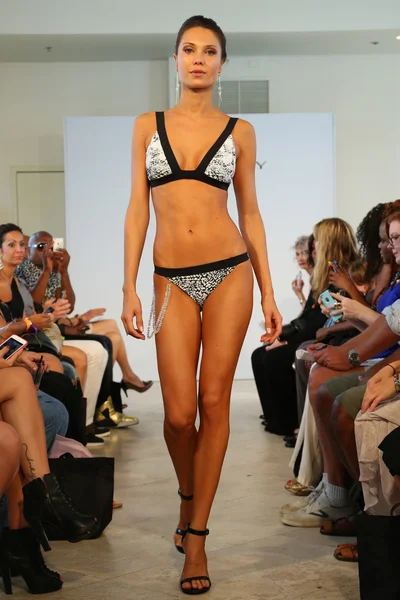 Modellen går banan för caitlin kelly badkläder — Stockfoto