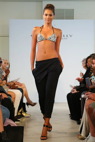 Model walks runway for Caitlin Kelly Swimwear — Stock Photo, Image