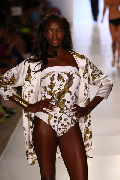 Model walks runway at Aguaclara Swimwear collection — Stock Photo, Image