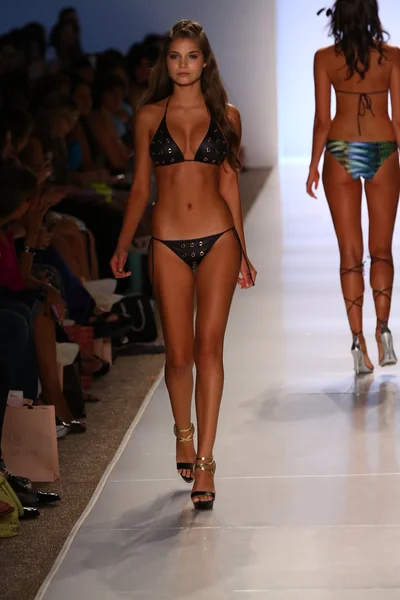 Model walks runway at Aguaclara Swimwear collection — Stock Photo, Image