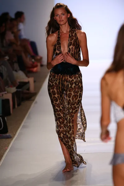 Model walks runway at Aguaclara Swimwear collection — Stock Photo, Image