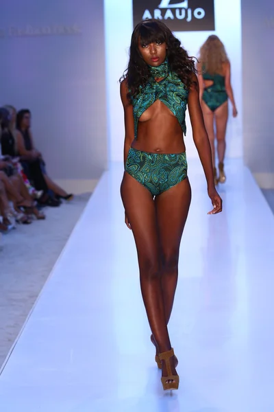 Model walks runway at AZ Araujo Swimwear collection — Stock Photo, Image