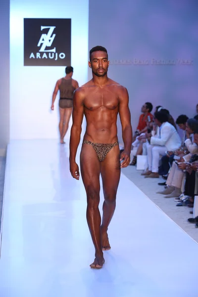 Model walks runway at AZ Araujo Swimwear collection — Stock Photo, Image