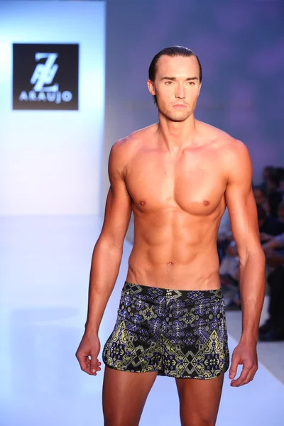 Modelo caminha pista na coleção AZ Araujo Swimwear — Fotografia de Stock