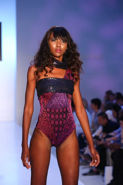 Modelo caminha pista na coleção AZ Araujo Swimwear — Fotografia de Stock