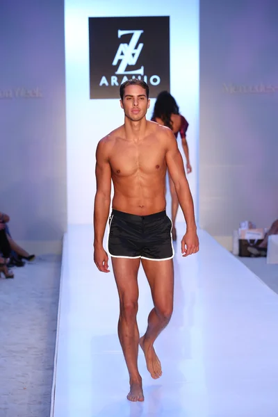 Model walks runway at AZ Araujo Swimwear collection — Stock Photo, Image