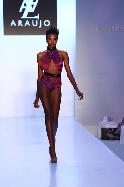 Model walks runway at AZ Araujo Swimwear collection — Stock Photo, Image