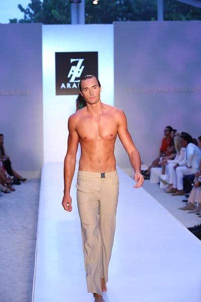 Modelo caminha pista na coleção AZ Araujo Swimwear — Fotografia de Stock