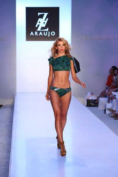 Modellen går banan vid az araujo badkläder samling — Stockfoto