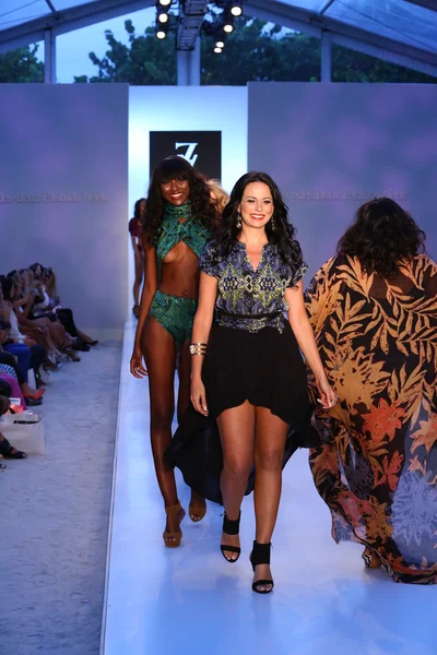 Models walks runway at AZ Araujo Swimwear collection — Stock Photo, Image