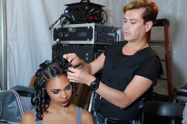 Model prepares backstage at the A.Z Araujo show — Stock Photo, Image