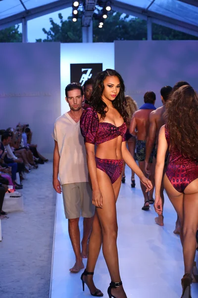 Models walks runway at AZ Araujo Swimwear collection — Stock Photo, Image