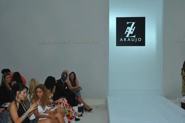 Guests attend the A.Z Araujo show — Stock Photo, Image