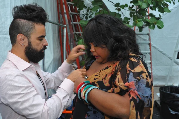 A.z araujo bereidt priscilla marinho backstage — Stockfoto