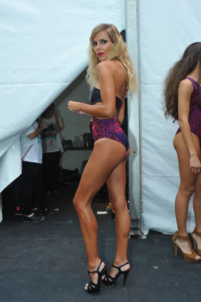 Models posieren backstage bei der a.z araujo show — Stockfoto
