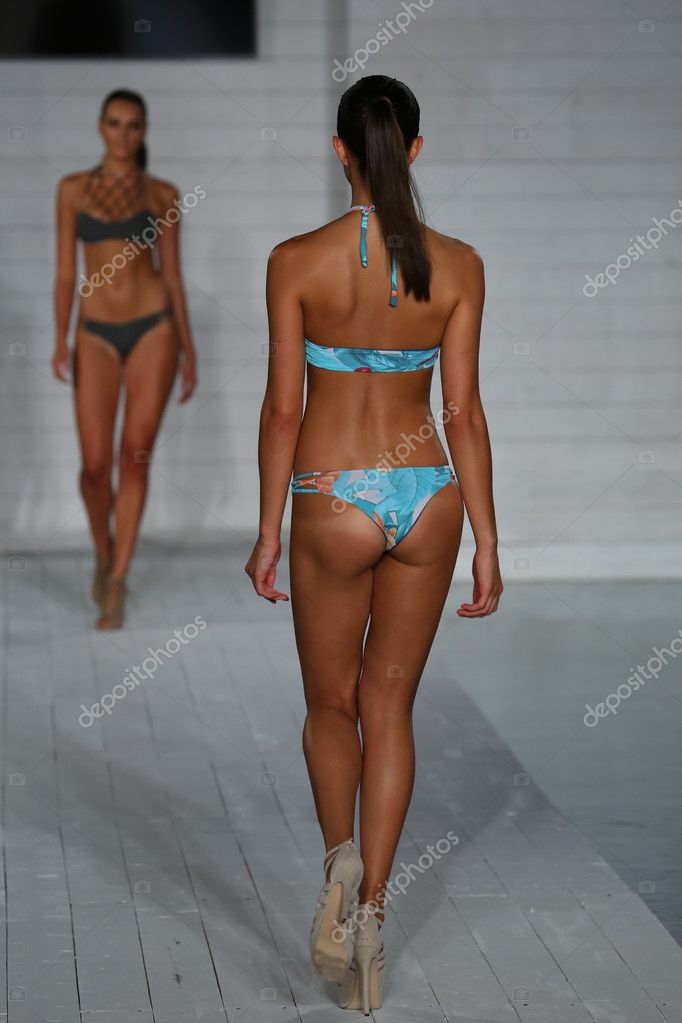 Ropa Interior Pasarela Trajes De BaÃ±o Modelo Camina En La