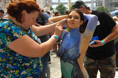 çıplak modeller, sanatçı new york city streets ilk resmi vücut boyama olay sırasında al