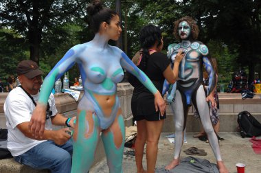 çıplak modeller, sanatçı new york city streets ilk resmi vücut boyama olay sırasında al