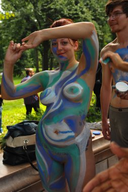 çıplak modeller, sanatçı new york city streets ilk resmi vücut boyama olay sırasında al